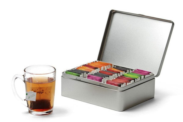 Geef een theeblik bedrukt met tekst en logo weg