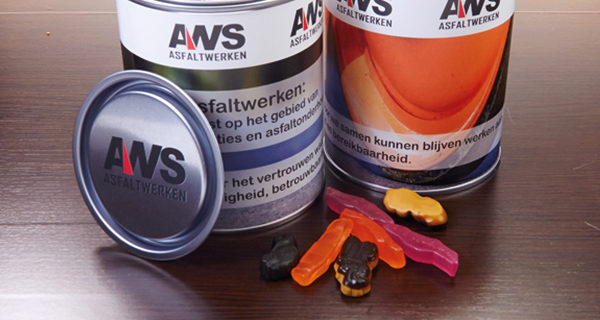 Blik met autodrop voor AWS Asfaltwerken
