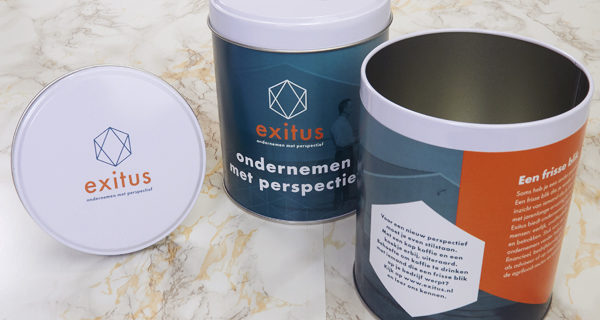 Blikken met eigen label en dekselbedrukking voor Exitus