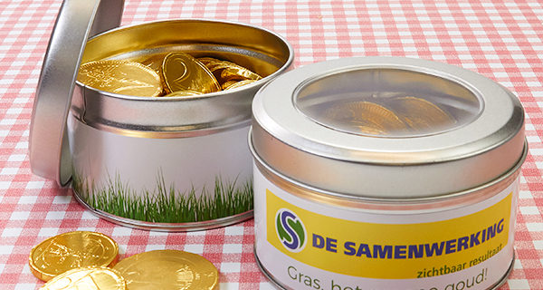 Blikken met chocolade munten voor De Samenwerking