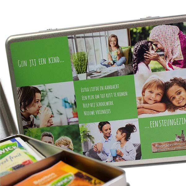 Buurtgezinnen deelt bedrukte theeblikken uit voor Dag van de Leraar